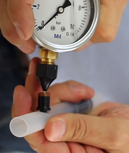 ¿Cómo conocer la presión del agua en una tubería de goteo?